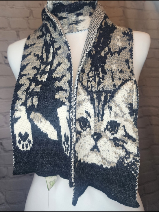 Green 3 Accessories - Hand-Knit Cat Pattern Scarf - Black & Cream